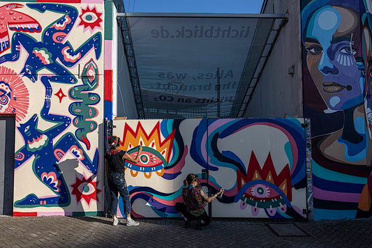 Die von Jumu Monster und Mari Pavanelli bemalte Wandfläche; davor die beiden Künstlerinnen.