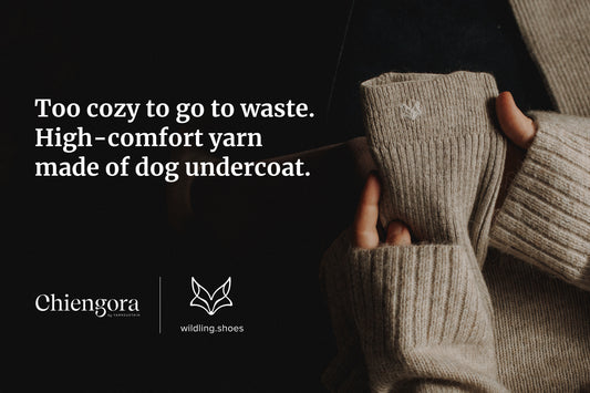 Die Grafik zeigt weiße Schrift auf schwarzem Grund: Too cozy to go to waste. High-comfort yarn made of dog undercoat. Rechts neben der Schrift sind zwei Hände fotografiert, die ein hellgraues gestricktes Kleidungsstück halten.