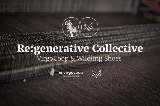 Im Hintergrund Detailansicht einer Webmaschine. Im Vordergrund der Text: "Regenerative Collective; VirgoCoop x Wildling Shoes" sowie die Logos beider Firmen und die grafische Darstellung einer Hanfpflanze.