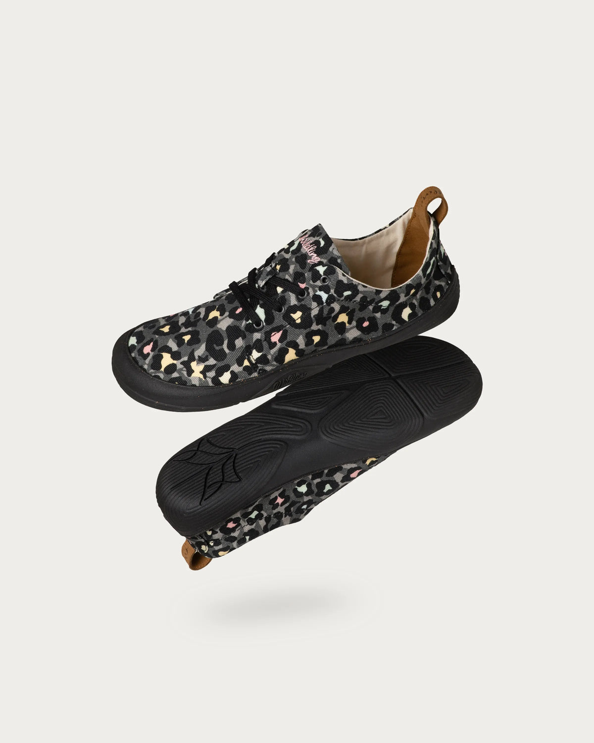 wildling-shoes-AOPRI-LEO-BLACK-Adults-01.webp