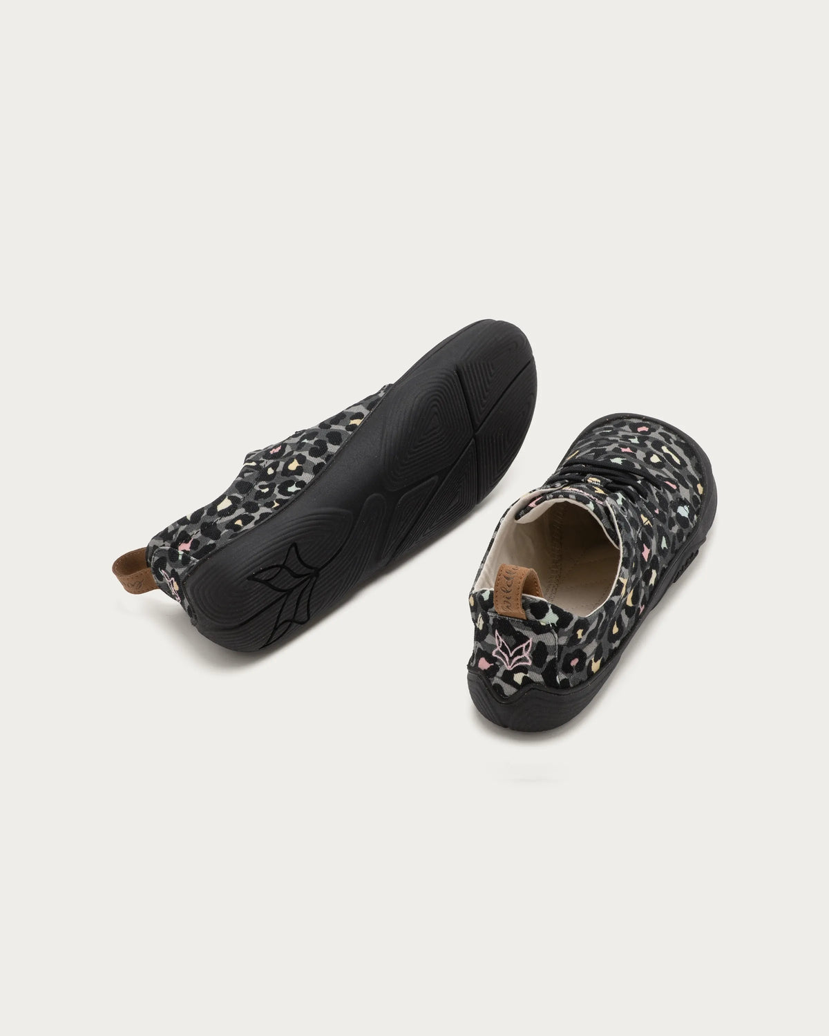 wildling-shoes-AOPRI-LEO-BLACK-Adults-02.webp