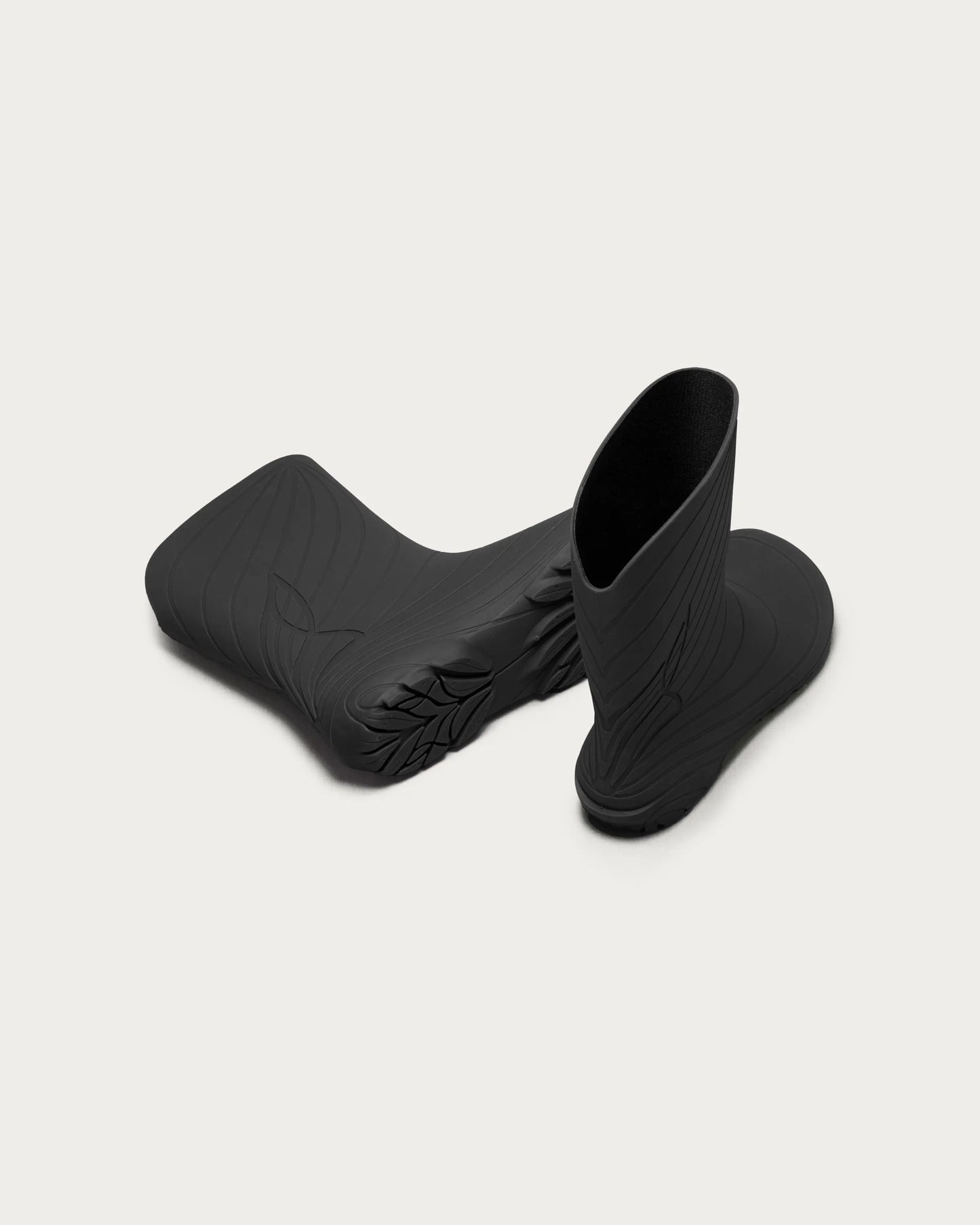 wildling-shoes-RANIDAE-BLACK-Adults-02.webp